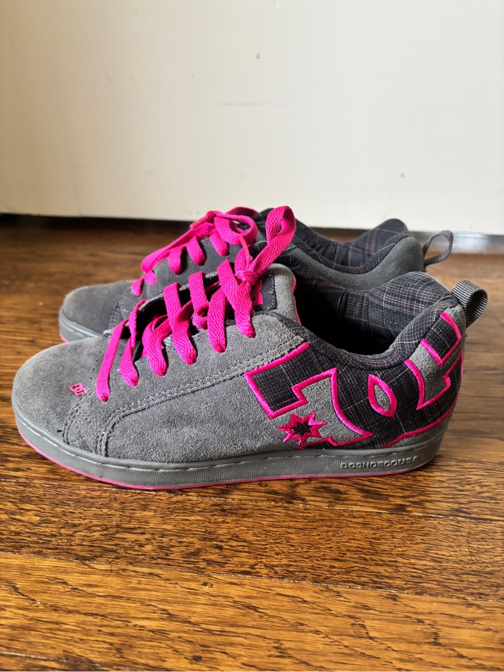 Rare Women’s DC Shoes Court Graffik SE - Gray Pink Plaid Skate Shoes